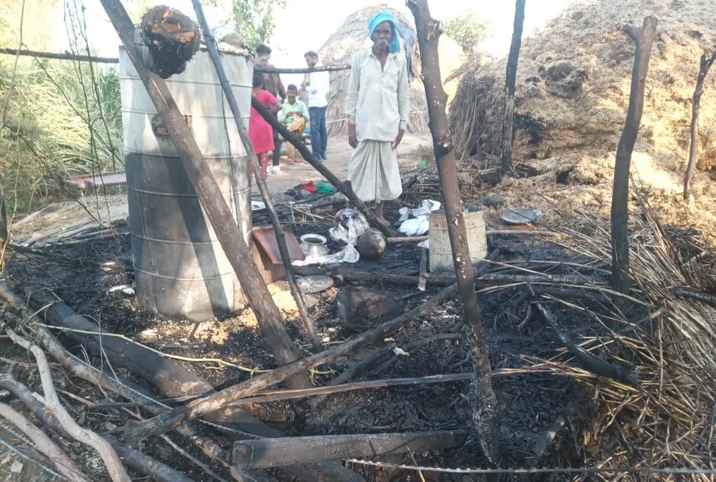 शाहजहांपुर: बेटों ने घर से निकाला, आग ने उजाड़ा आशियाना