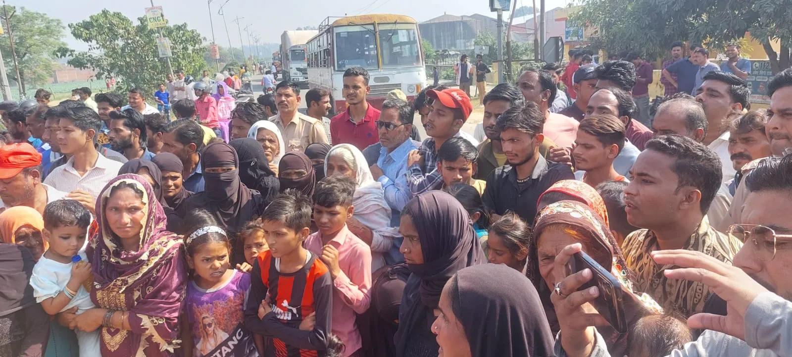 पीलीभीत: ठेकेदार की हत्या पर गुस्साए परिजन, चौकी के बाहर शव रखकर लगाया जाम..जानिए मामला 
