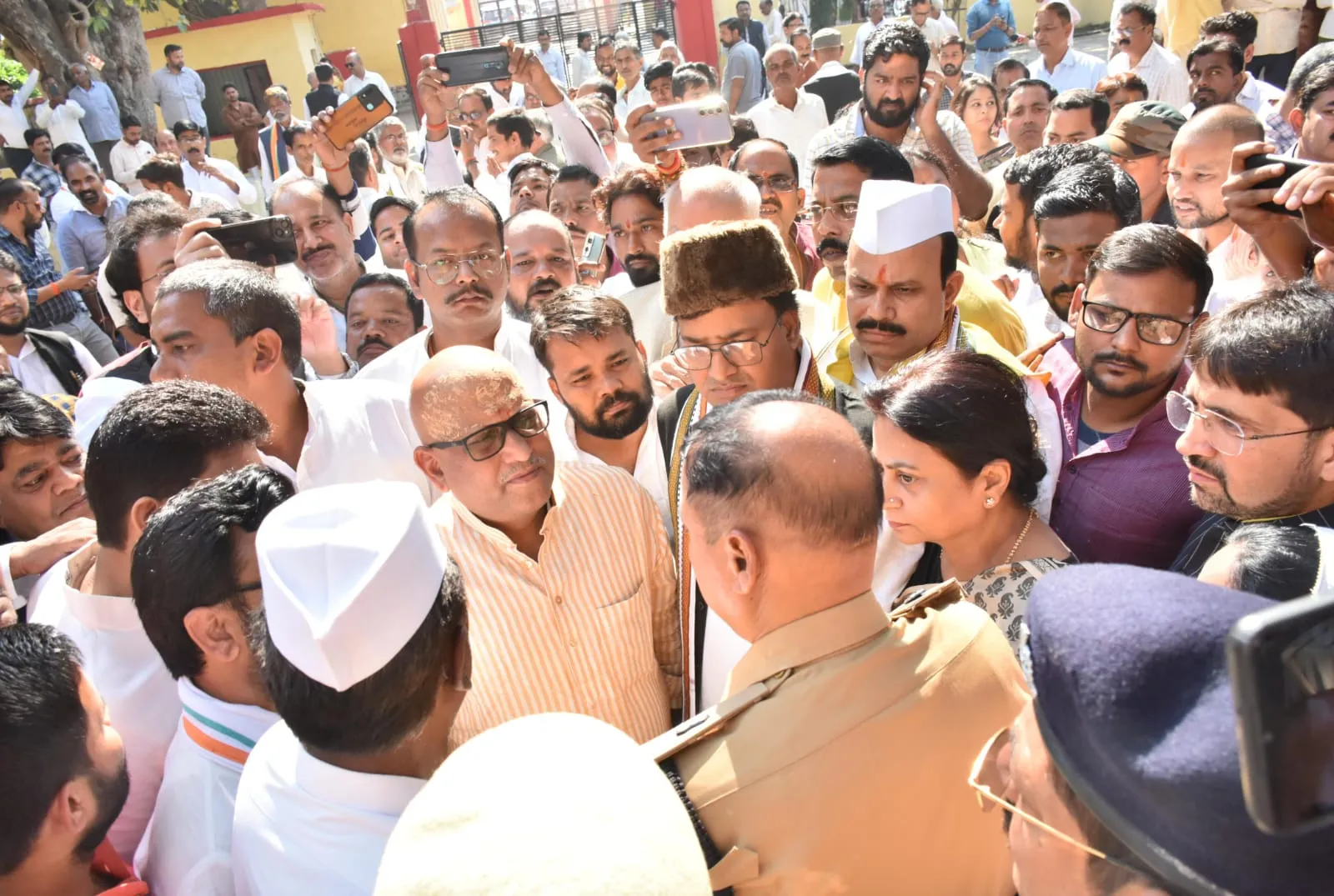  कांग्रेस के सियासी दांव पर आजम ने फेरा पानी