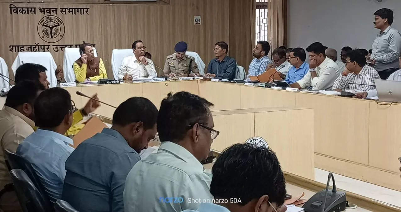शाहजहांपुर: प्रभारी मंत्री के सामने आई लापरवाही, बिजली-सिंचाई समेत कई अफसरों को फटकारा