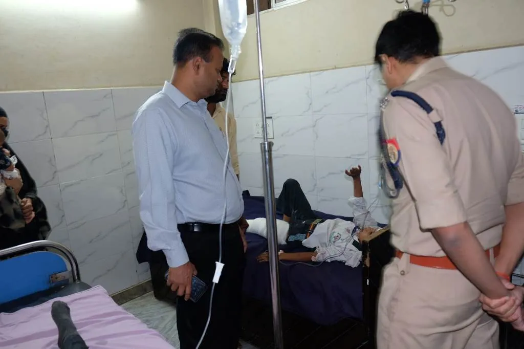 बरेली: स्कूल वैन को डंपर ने मारी टक्कर, चालक समेत चार बच्चे घायल...DM-SSP ने जाना हाल