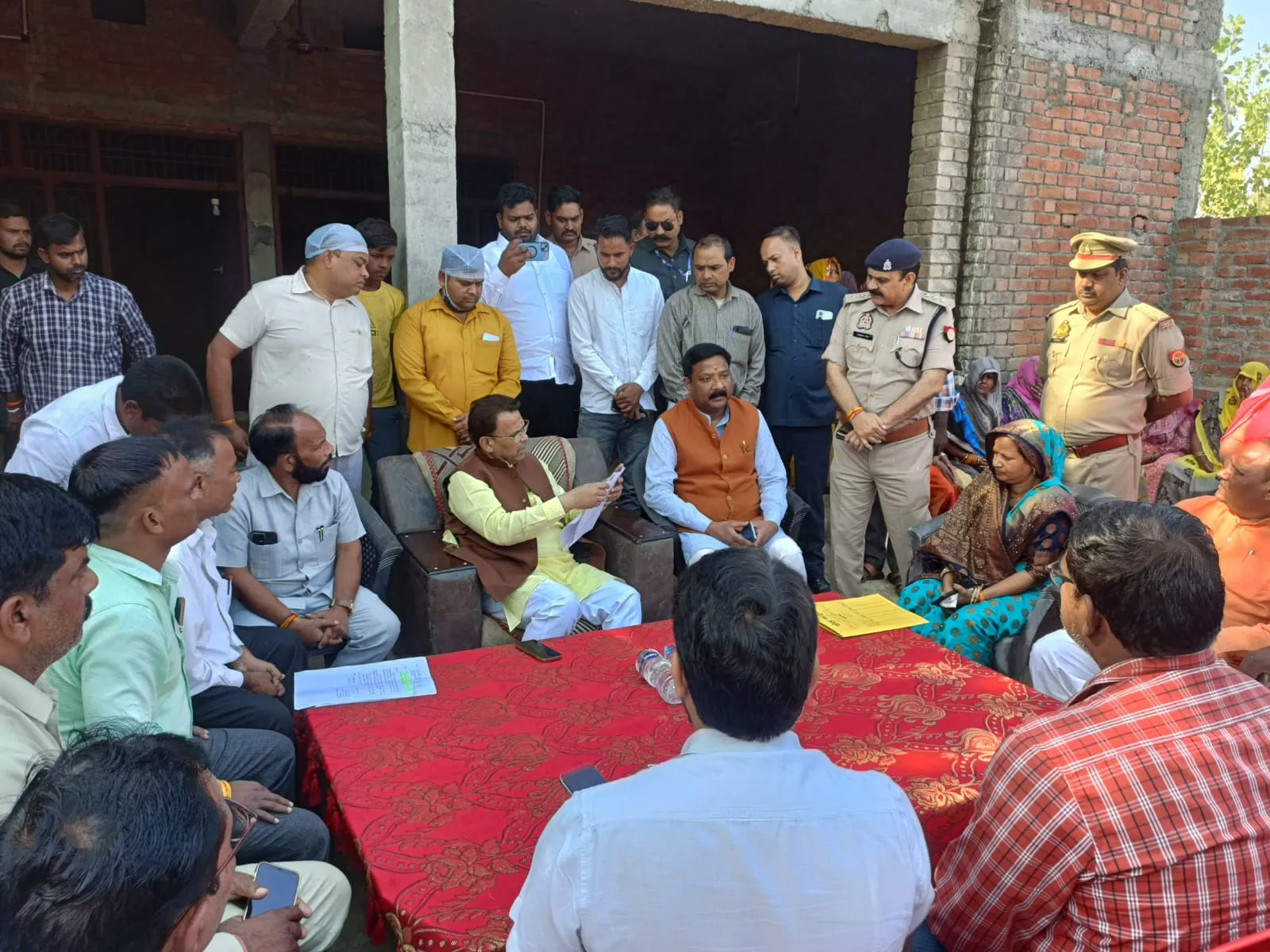 बरेली: ट्रेन के आगे छात्रा को फेंकने के मामले में छात्रा का हाल जानने पहुंचे दिव्यांगजन राज्य मंत्री