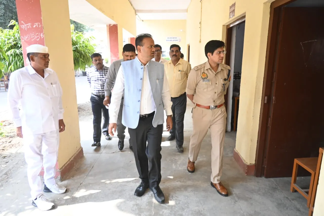 बरेली: PET की परीक्षा का जायजा लेने निकले जिला अधिकारी व एसएसपी