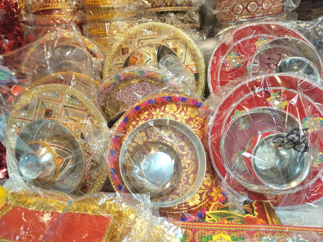 बरेली: करवाचौथ के लिए बाजार गुलजार...डिजाइनर प्लेट, छलनी और करवों की मांग