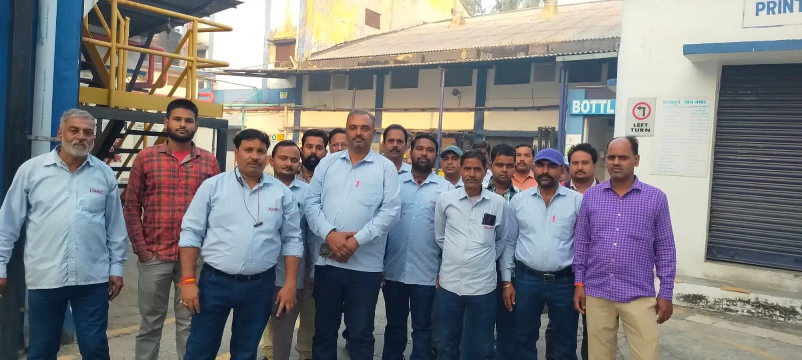 शाहजहांपुर: नौकरी समाप्ति के नोटिस पर फूटा गुस्सा, प्रोसेसिंग प्लांट पर चढ़कर किया हंगामा, दी आत्महत्या धमकी