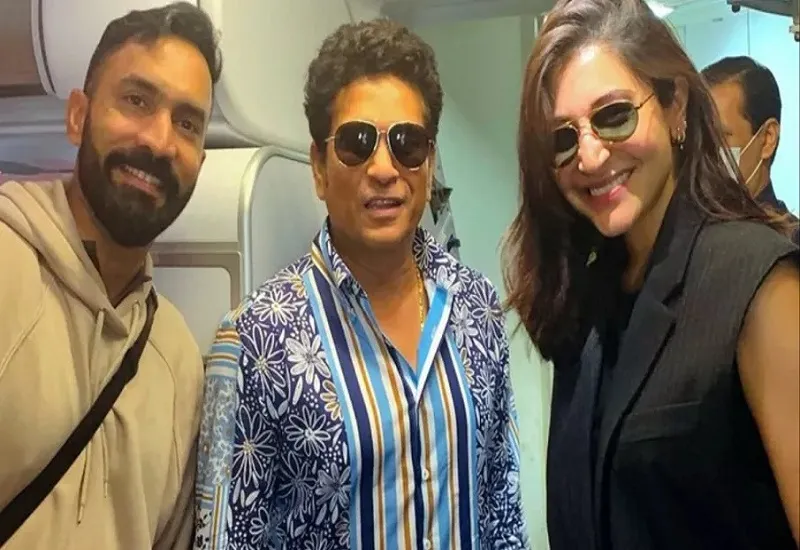 IND vs PAK : भारत-पाकिस्तान मैच देखने अहमदाबाद पहुंचीं अनुष्का शर्मा, सचिन संग दिए पोज...देखें ‍VIDEO