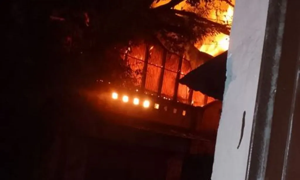 बरेली: फर्नीचर की तीन दुकानों में लगी भीषण आग, मचा हड़कंप