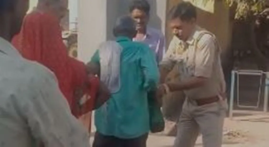 कासगंज: बेटी को बरामद नहीं कर पाई पुलिस, पिता ने कोतवाली में पहुंचकर की आत्मदाह की कोशिश