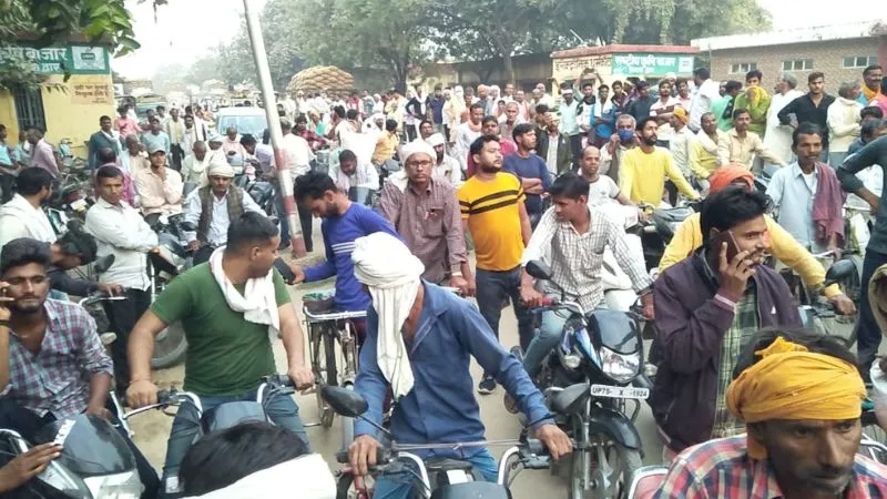 Etawah News: किसान का फूटा गुस्सा… मंडी में गेट बंद कर किया प्रदर्शन, 20 घंटे से खरीद व तौल बंद होने से गुस्साए थे