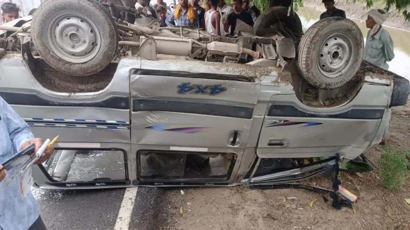 Etawah: अनियंत्रित होकर पलटी स्कूल वैन… छात्र-छात्राओं में मची चीख-पुकार, 17 बच्चे घायल, चालक मौके से हो गया फरार