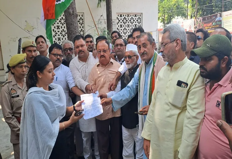 मुरादाबाद : 'पत्रकारों पर दर्ज मुकदमे वापस ले सरकार', कांग्रेस पदाधिकारियों-कार्यकर्ताओं ने कलेक्ट्रेट में किया प्रदर्शन