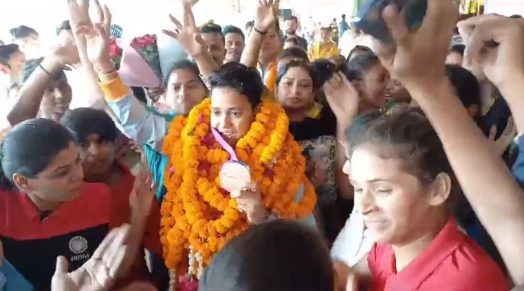बरेली पहुंची कांस्य पदक विजेता खुशबू, ढोल नगाड़े के साथ किया जोरदार स्वागत 