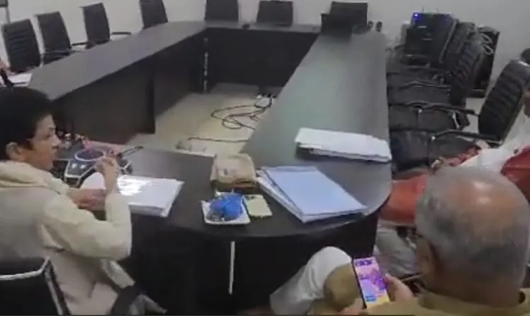 छत्तीसगढ़: बीजेपी ने किया दावा, कांग्रेस की बैठक में मुख्यमंत्री खेल रहे कैंडी क्रश 