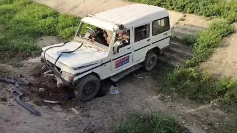 शराब तस्करों का पीछा कर रही पुलिसकर्मियों की गाड़ी नहर में गिरी, 5 घायल