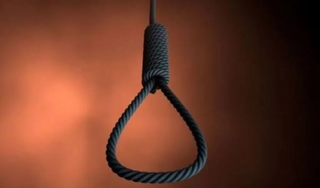 पीलीभीत: फंदे से लटका मिला नर्स का शव, परिजन बोले- मारकर लटकाया, पुलिस कर रही छानबीन
