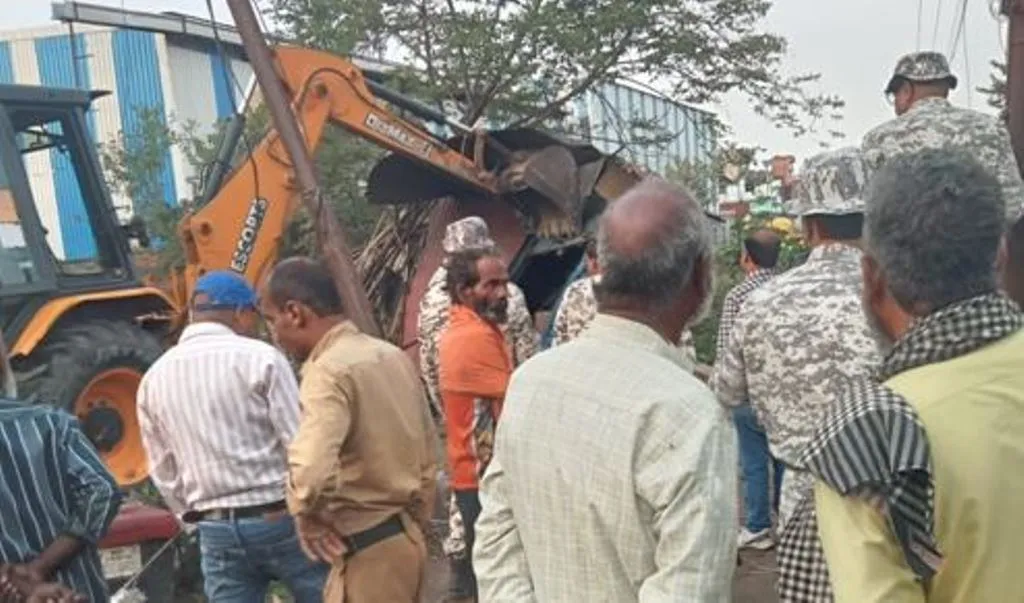 बरेली: नगर निगम की टीम ने अवैध रूप से रखे खोखे को किया ध्वस्त