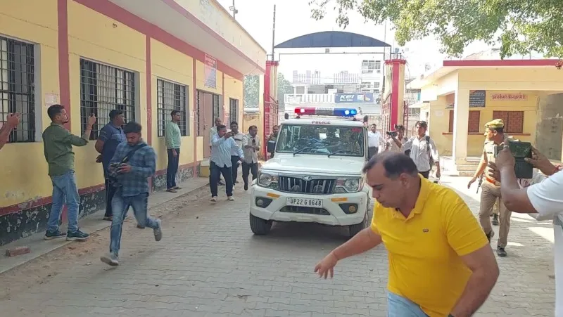 कड़ी सुरक्षा के बीच रामपुर से सीतापुर जेल में शिफ्ट किए गए आजम आजम खान (1)