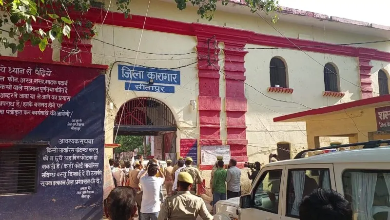 कड़ी सुरक्षा के बीच आजम खान को सीतापुर जेल में किया गया शिफ्ट 