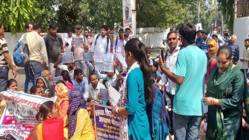 लखनऊ : 69000 शिक्षक भर्ती आरक्षण घोटाला, अभ्यर्थियों ने किया शिक्षा मंत्री आवास का घेराव 