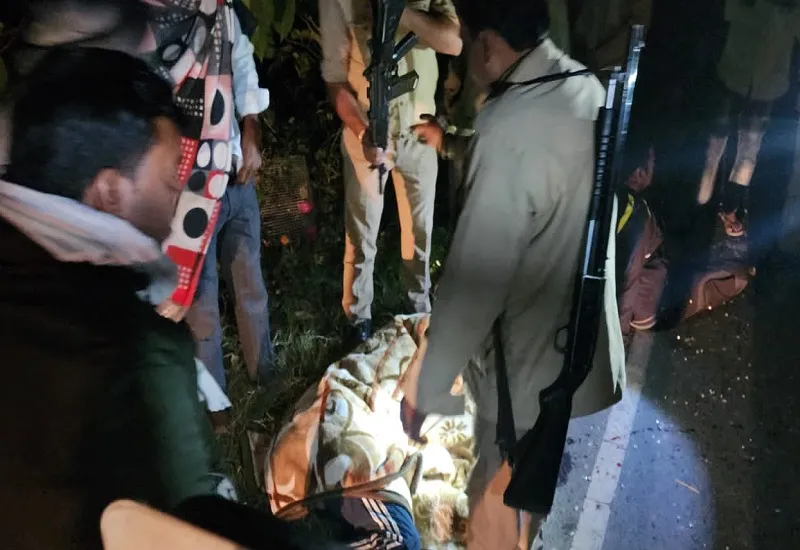 संभल :  ईंटों से लदी ट्रैक्टर-ट्रॉली ने कार में मारी टक्कर, दो पुलिसकर्मी घायल... हालत गंभीर 