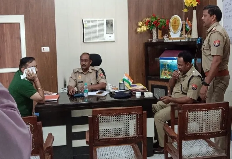 संभल : कोतवाली में शिकायतकर्ता ने कोतवाल पर किया जानलेवा हमला, घायल 