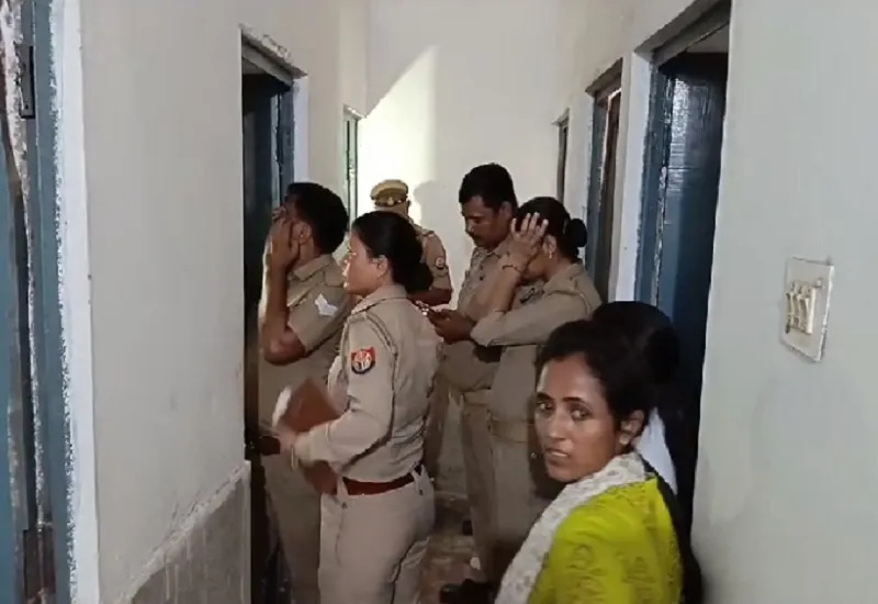 मुरादाबाद : नहाते वक्त नर्स का कांस्टेबल ने बनाया वीडियो, आहट मिलते ही युवती ने किया शोर...जानिए फिर क्या हुआ?