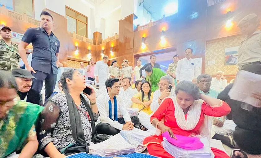 दिल्ली: कृषि भवन पर धरने के दौरान टीएमसी नेताओं को हिरासत में लिया गया 