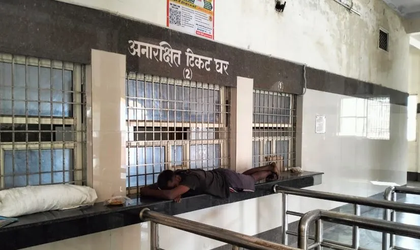 बरेली: वर्षों से रेल टिकट विंडो पर नहीं स्टाफ, जीएम बोले यूटीएस अपनाएं