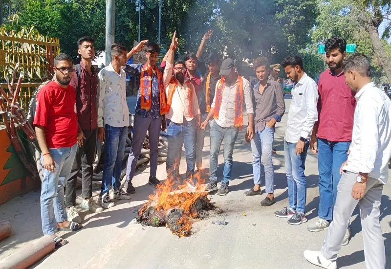 मुरादाबाद : ABVP कार्यकर्ताओं ने डीएमके सरकार का फूंका पुतला, कहा- तिरंगे का अपमान करने वालों के खिलाफ हो कारवाई  