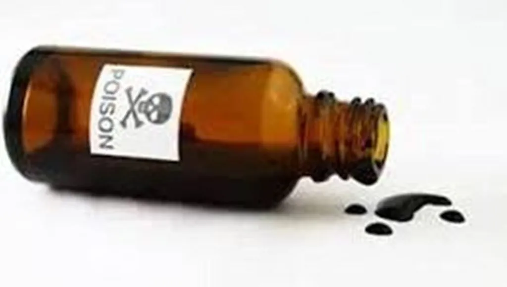 शाहजहांपुर: समाधान दिवस में अफसरों के सामने किसान ने खाया जहर, तहसील में मची अफरा-तफरी