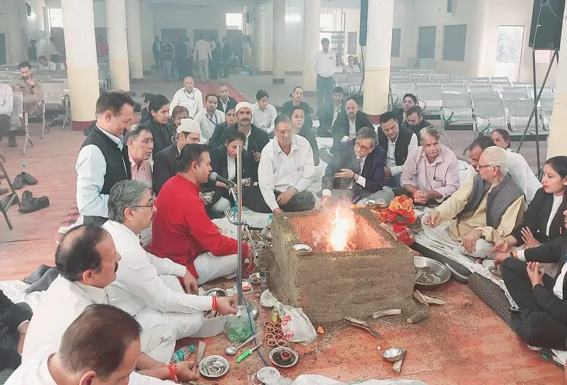 मुरादाबाद : भजनों पर झूमे अधिवक्ता, हवन पूजन में शामिल हुए न्यायिक अधिकारी