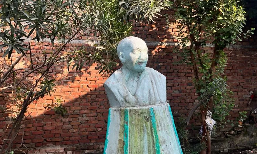 बरेली: महात्मा गांधी और लाल बहादुर शास्त्री की प्रतिमाएं जर्जर हाल में, किसी का नहीं ध्यान