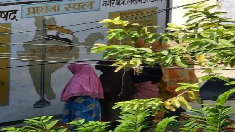 लखनऊ : प्राथमिक विद्यालय में बच्चे पढ़ रहे थे नमाज, शिक्षक पर हुई कार्रवाई