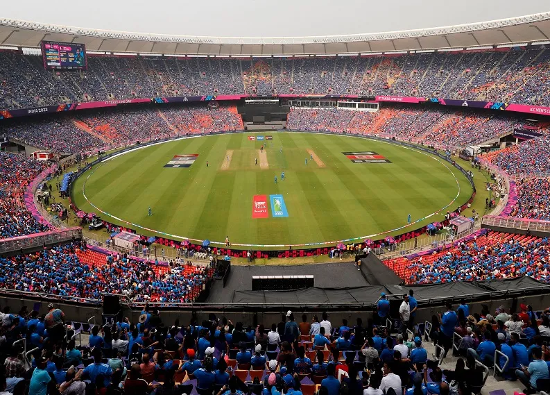 IND vs PAK World Cup 2023 : नीले रंग में रंगा नरेंद्र मोदी स्टेडियम, एक लाख दर्शकों के बीच पाकिस्तान के पांच पत्रकार भी पहुंचे