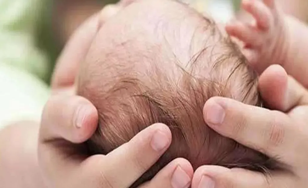 रामपुर: कूड़ेदान में पड़ा मिला नवजात, मोहल्ले के एक व्यक्ति ने लिया गोद