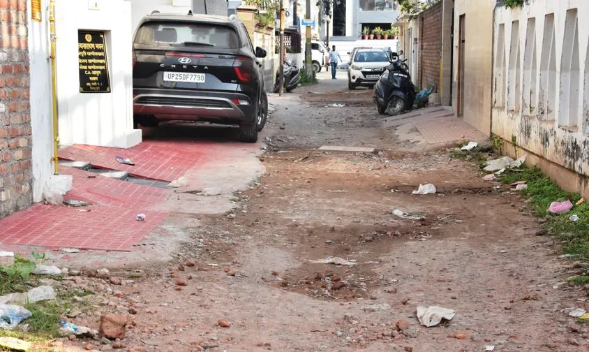 जनकपुरी: पॉश इलाका बाहर से चमकता है अंदर दिखती है विकास की धुंधली तस्वीर