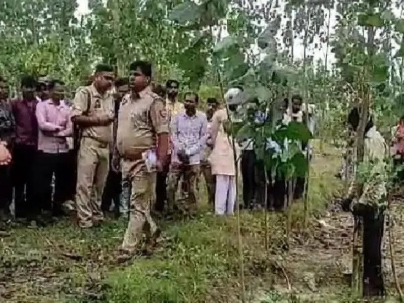 मुरादाबाद : पेड़ के सहारे फंदे से लटका मिला मजदूर का शव, हत्या की आशंका