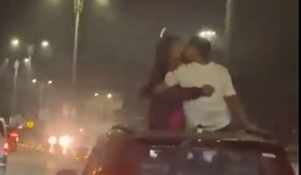 खुल्लम-खुल्ला प्यार करेंगे हम दोनों! कपल ने चलती कार के सनरूफ से बाहर निकलकर किया किस, वीडियो देख भड़के यूजर्स 