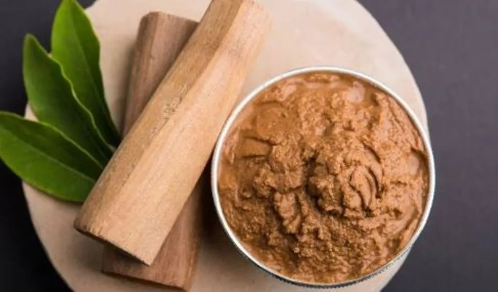 चंदन पाउडर स्किन के लिए है बेहद गुणकारी, जानें इसे लगाने का तरीका और फायदे