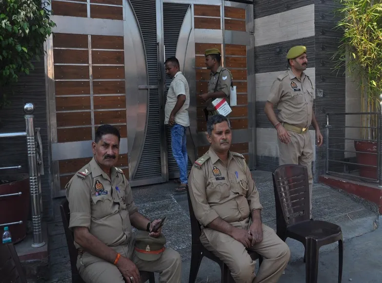 रामपुर : आजम खां के करीबियों के घर दूसरे दिन भी जारी आयकर विभाग का छापा