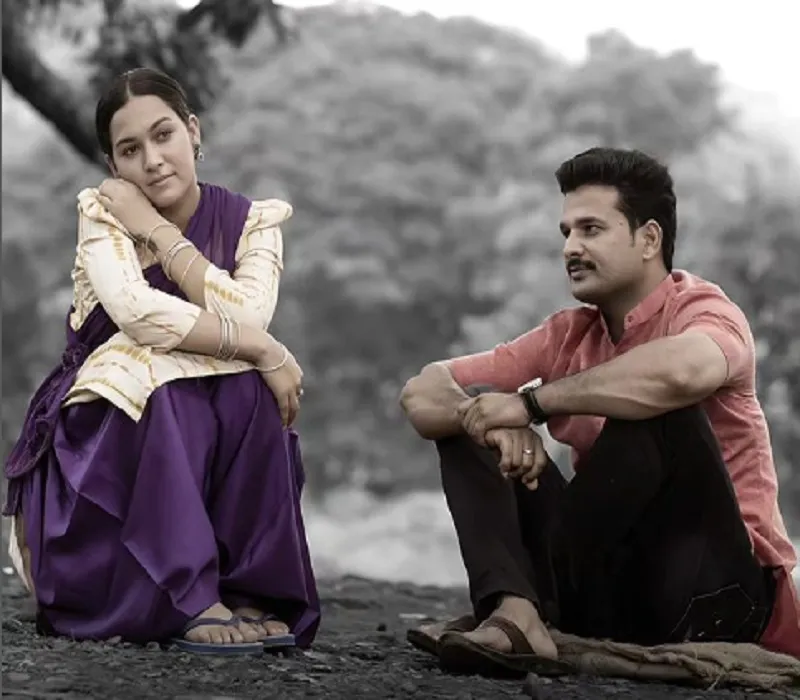 भोजपुरी फिल्म 'आसरा' का फर्स्ट लुक रिलीज, अभिनेत्री सपना चौहान को निहारते दिखे रितेश पांडेय 