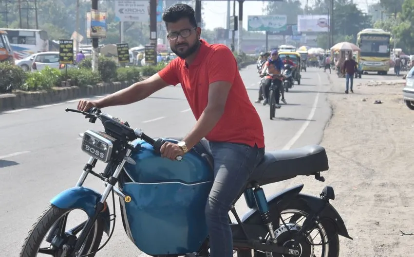 बरेली: पंकज ने दिखाया कमाल...कबाड़ के सामान से बनाई इलेक्ट्रिक बाइक
