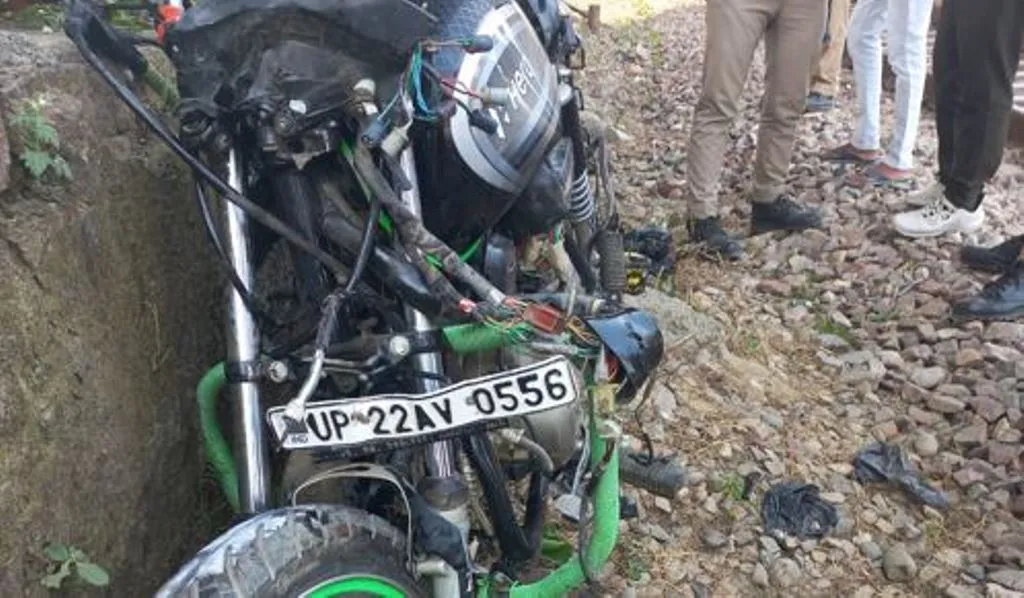 रामपुर: नगरिया सादात पर बाइक से टकराई ट्रेन, कई ट्रेन हुईं लेट