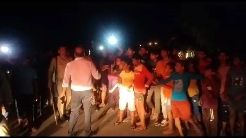 प्रतापगढ़ : कालेज प्रशासन की लापरवाही पर सड़क पर उतरे छात्र, सड़क जाम कर पथराव