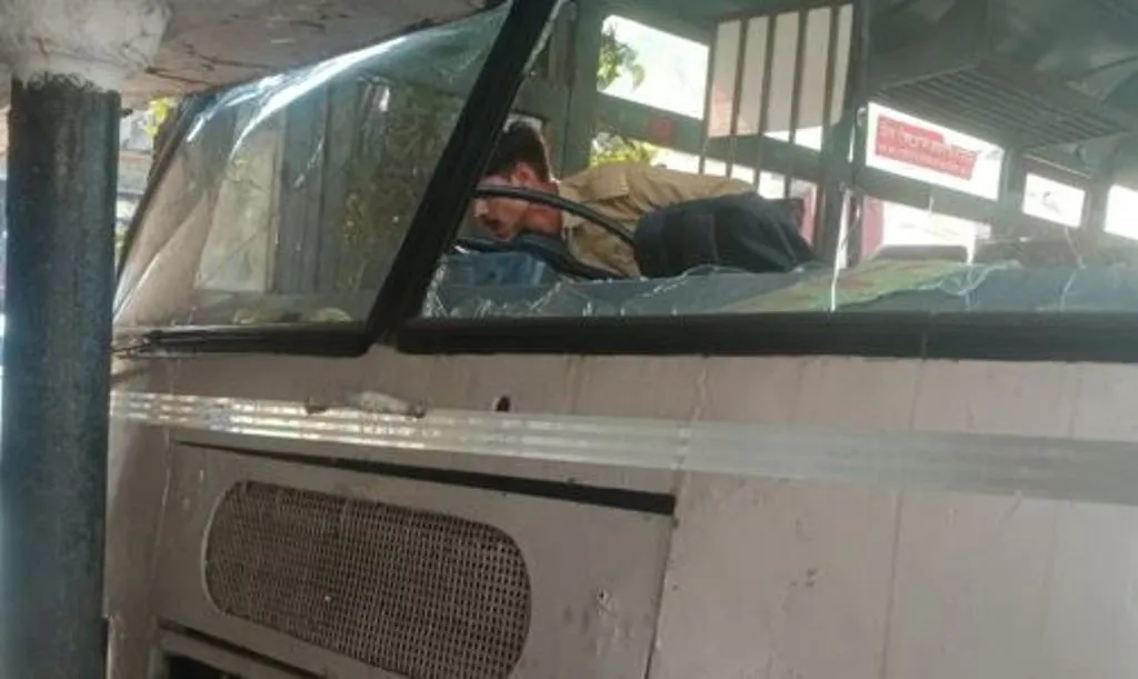 बरेली: रोडवेज अड्डे पर बस स्टार्ट होकर शौचालय में घुसी, हुई क्षतिग्रस्त