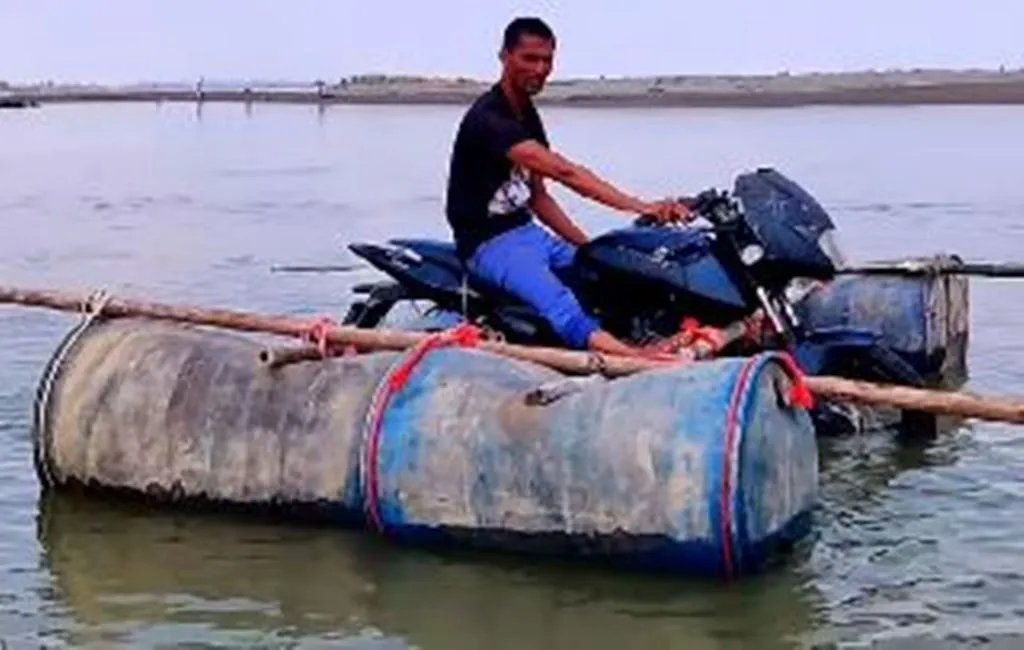 शख्स ने देसी जुगाड़ लगाकर बनाई पानी पर चलने वाली बाइक, Video देख आप भी रह जाएंगे हैरान 