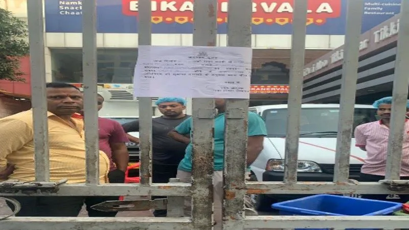लखनऊ : बीकानेर रेस्टोरेंट को नगर निगम ने किया सील, हाउस टैक्स न जमा करने पर हुई कार्रवाई