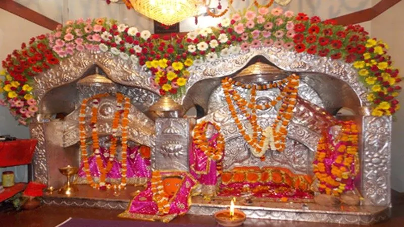 Durga Ashtami: दुर्गाष्टमी पर सुबह से ही मंदिरों में उमड़ी श्रद्धालुओं की भीड़