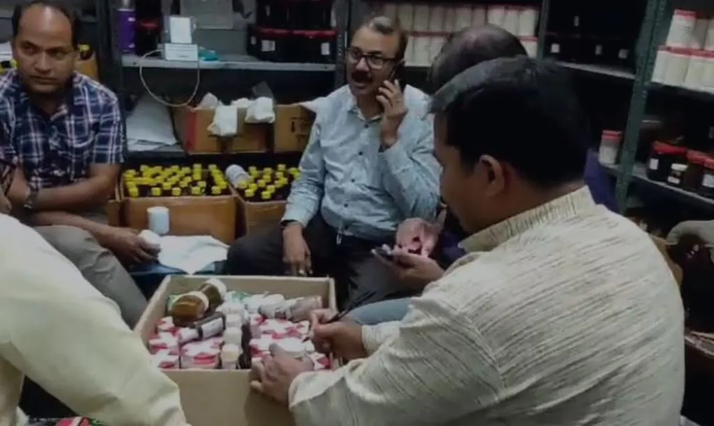 मुरादाबाद: प्रसिद्ध यूट्यूबर के दवाखाने पर कई विभागों की छापेमारी, दवाओं के लिए सैंपल 