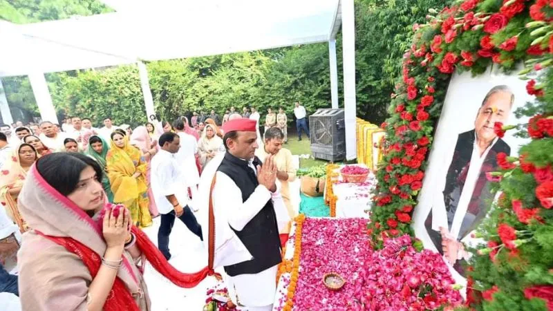 Mulayam Singh Yadav: नेता जी को श्रद्धांजलि देने के लिए सैफई में भीड़, अखिलेश यादव संग इन हस्तियों ने पुष्पांजलि की अर्पित
